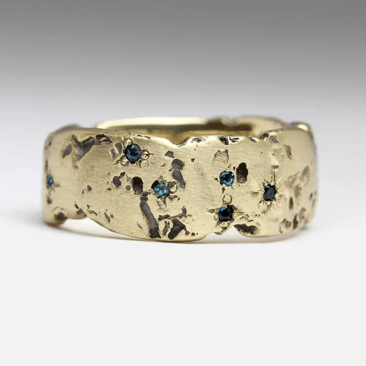 Anello Vintage in Oro Battuto con Cristallo Intarsiato Blu