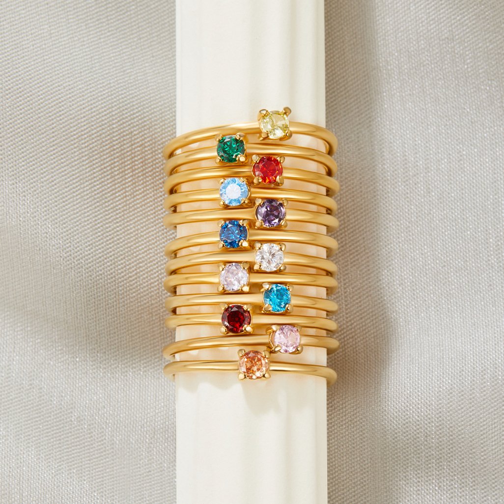Anelli d'oro con pietra di nascita