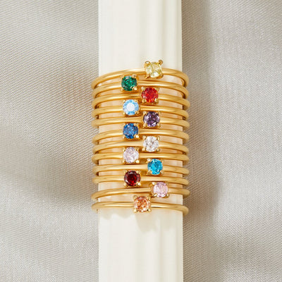 Anelli d'oro con pietra di nascita