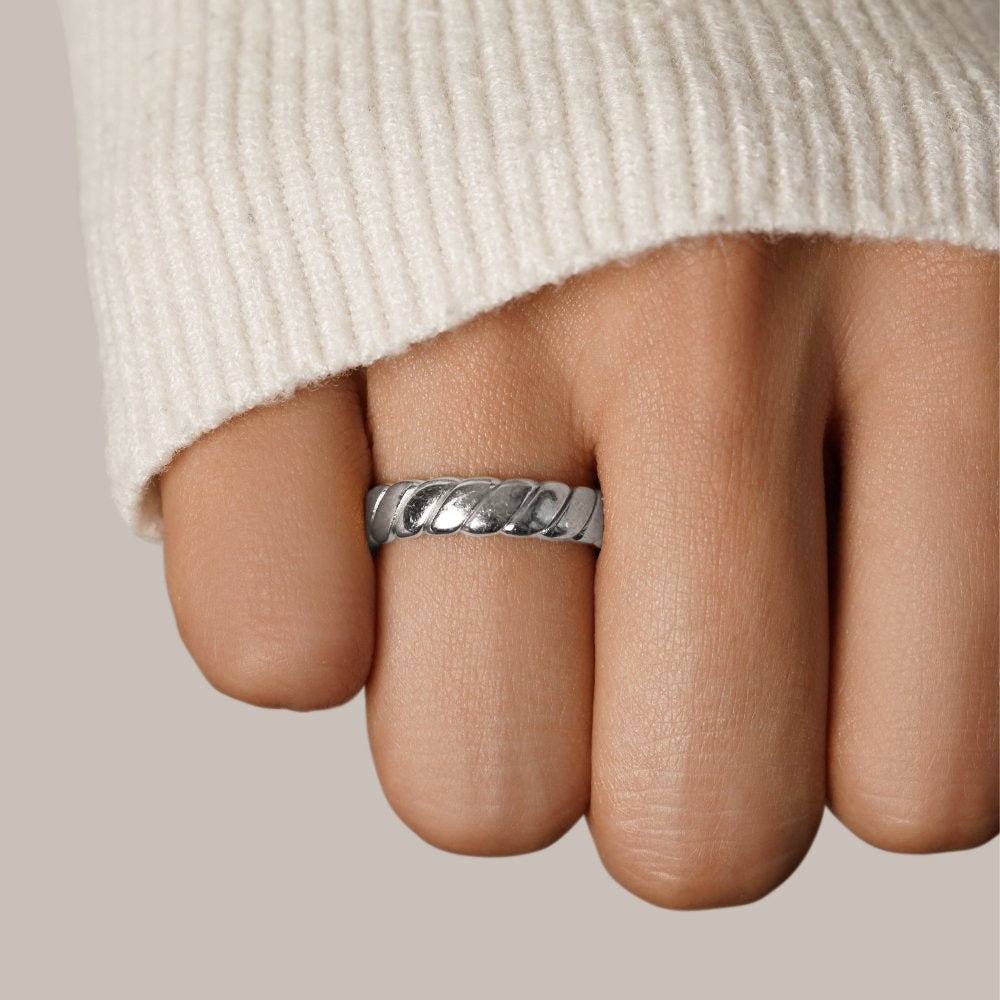 Anello in Argento Calira con Infinito Torcido