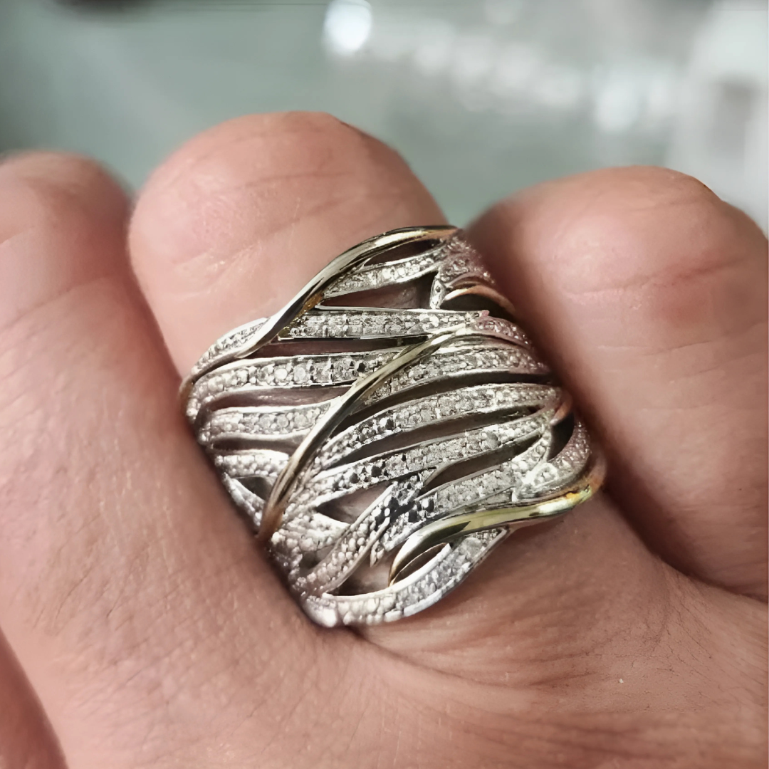 Anello ritorto a più strati elegante